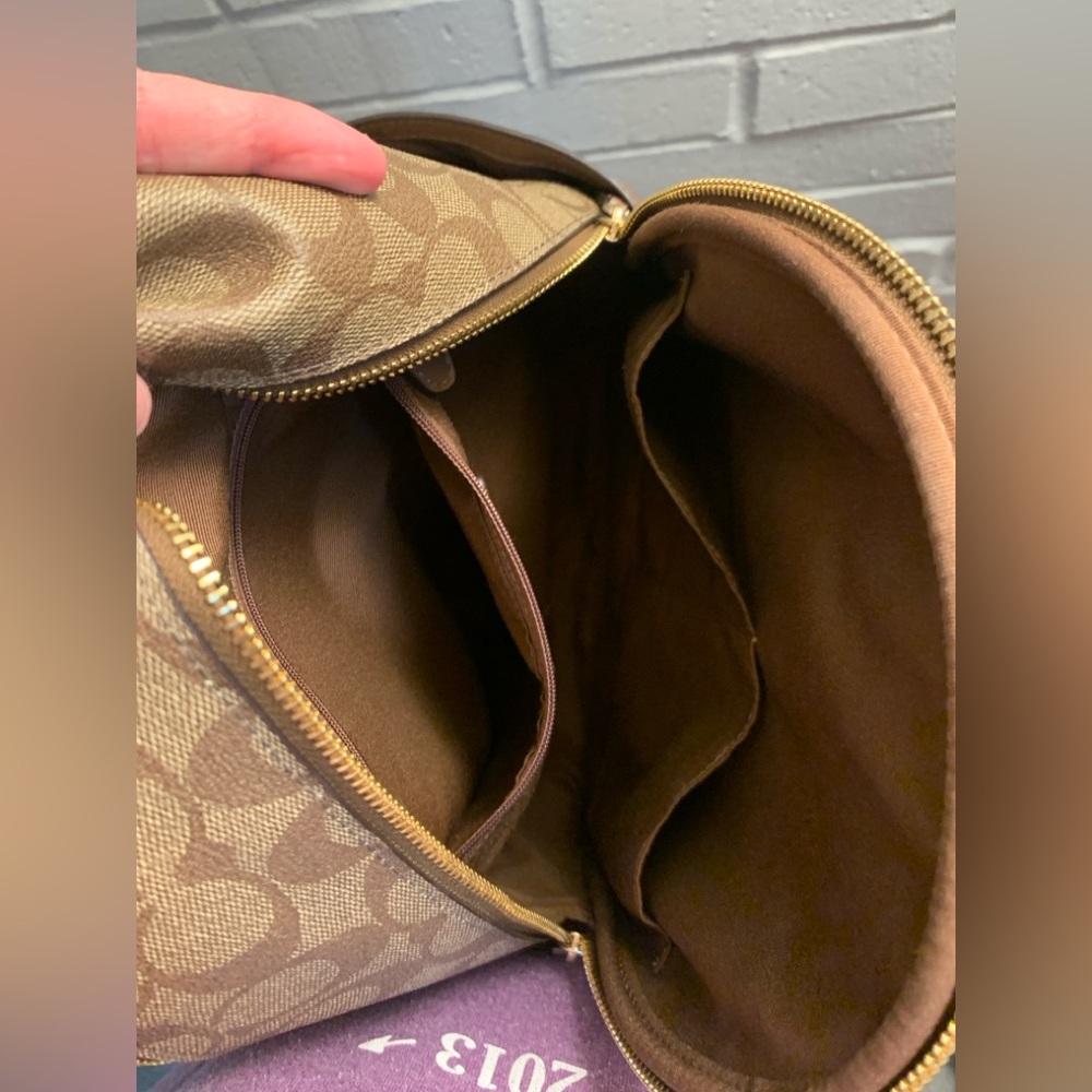 Coach Court Backpack in Signature Canvas - Picture 7 of 12